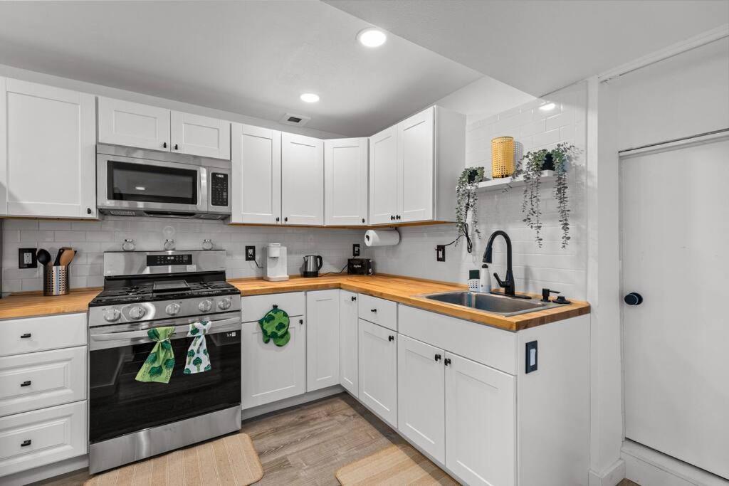 Pacific Nw Gem W/Hot-Tub 15 Minutes Airport. Apartment Обърн Екстериор снимка