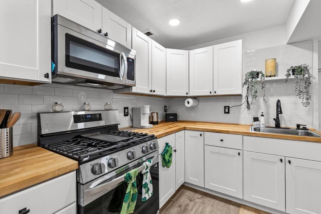 Pacific Nw Gem W/Hot-Tub 15 Minutes Airport. Apartment Обърн Екстериор снимка